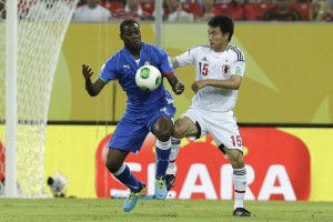 Italy's Mario Balotelli, left, and Japan's Yasuyuki Konno challenge for the ball during the soccer Confederations Cup group A match between Italy and Japan at the Arena Pernambuco in Recife, Brazil, Wednesday, June 19, 2013. (AP Photo/Antonio Calanni)