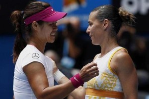 Li Na (L) of China shakes hands with Flavia Pennetta of Italy after winning their women's singles quarter-final match at the Australian Open 2014 tennis tournament in Melbourne January 21, 2014. REUTERS/Bobby Yip