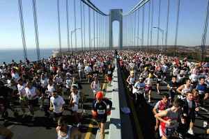 NEW YORK - NOVEMBER 7:  Runners stream over the Verrazano Narrows Bridge at the start of the New York City Marathon November 7, 2004 in the Brooklyn borough of New York City. Nearly 35,000 runners participated in this year's marathon.  (Photo by Spencer Platt/Getty Images)