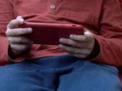 Bambini troppo digitali, l’allarme dei pediatri: quali sono i rischi per corpo e mente