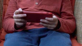 Bambini troppo digitali, l’allarme dei pediatri: quali sono i rischi per corpo e mente