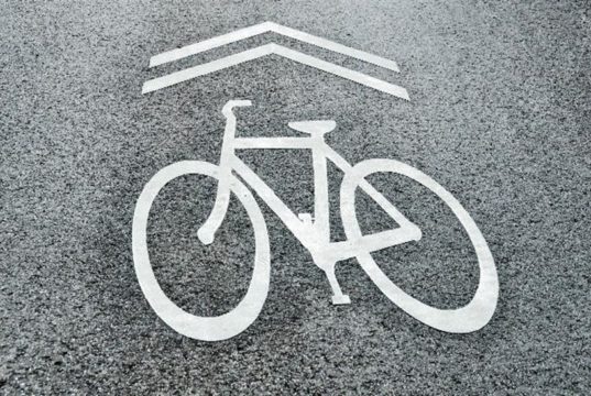 Ciclisti ironizzati e sotto attacco