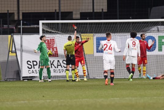 Un film già visto: rigore ed espulsione. AlbinoLeffe ko