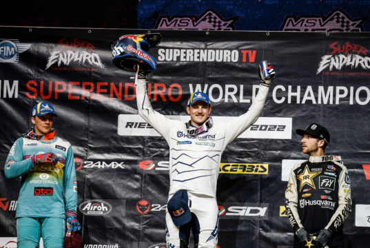 Billy Bolt si laurea campione del mondo di superenduro con la sua Husqvarna