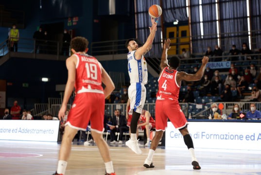 La Blu Basket batte Pistoia nel fortino del PalaFacchetti gremito