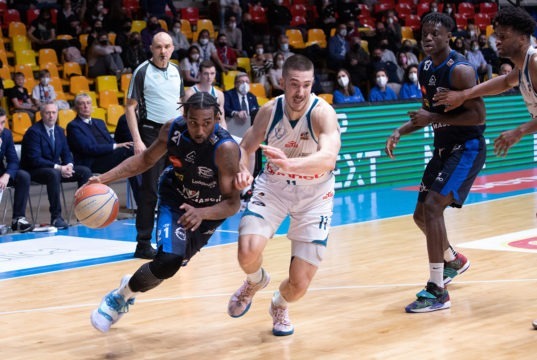 La Blu Basket si ferma a Cantù