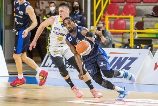 La Blu Basket cede con gli onori delle armi