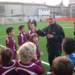 Emanuele Bertocchi con i ragazzi in una foto d’archivio