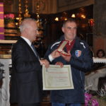 Emanuele Bertocchi dell’Oratorio Gandino premiato da Vittorio Bosio del CSi con il Discobolo d’Oro 2014