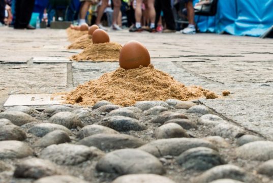 A Gandino, dopo tre anni, torna la tradizionale corsa delle uova