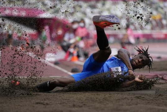 Atleta di salto triplo