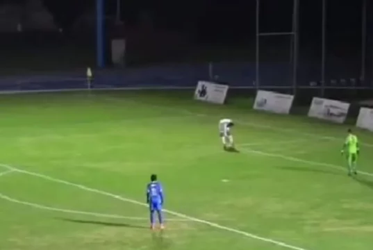 Incredibile in Serie D. Il difensore del Brusa prende la palla mai uscita con le mani e la posiziona per il rinvio. L’arbitro non vede fallo di mano