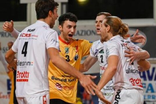 Scanzo smonta Crema in tre set Volley Scanzo