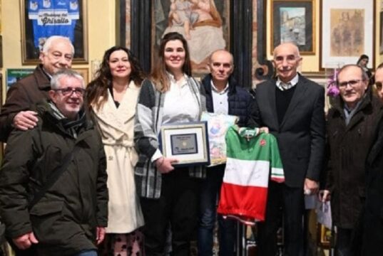 Claudia Cretti dona la maglia tricolore al santuario della Madonna del Ghisallo Ciclismo