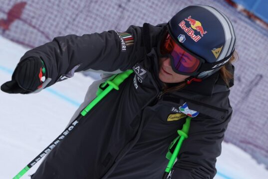 Apprensione per Sofia Goggia che cade in allenamento Sci