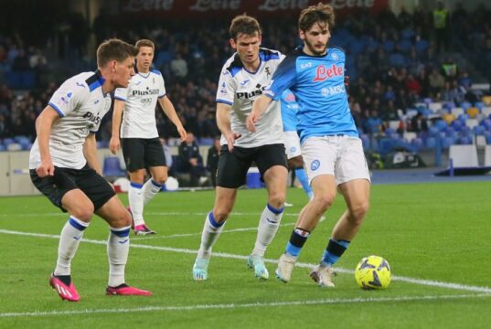 Atalanta, un supergol di Kvaratskhelia apre le porte al Napoli, che chiude la gara 2-0 Napoli-Atalanta
