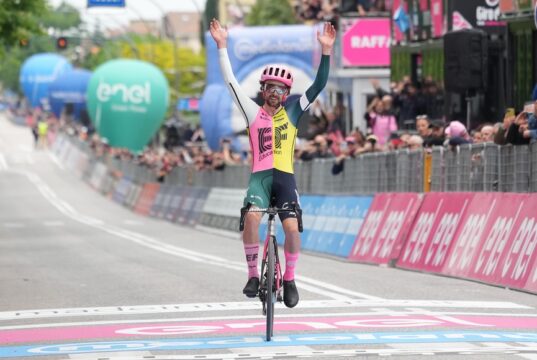 Giro d’Italia, Ben Healy corona la sua fuga e vince l’ottava tappa Giro d'Italia
