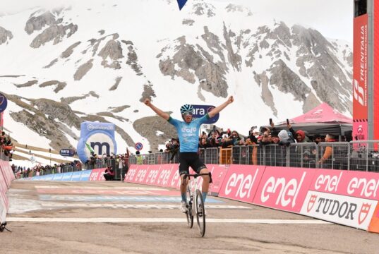 Giro d’Italia, Davide Bais trionfa in solitaria al Gran Sasso e si aggiudica la 7.a tappa Giro d'Italia