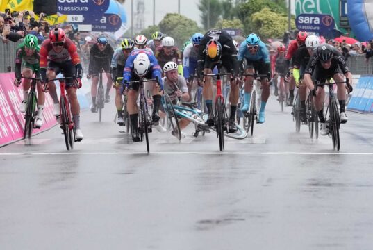 Giro d’Italia, Kaden Groves conquista la quinta tappa fra pioggia e cadute Ciclismo Giro d'Italia