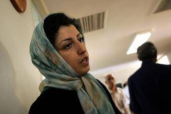 Iran, “Narges Mohammadi non sta bene: Nobel per la Pace due volte in ospedale dopo arresto”