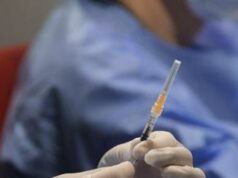 Covid, via libera a emendamento su reintegro sanitari no vax: è scontro