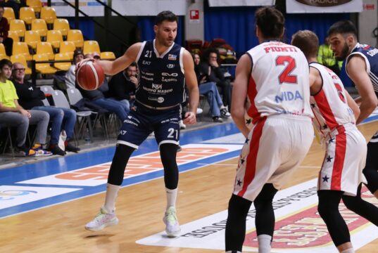 Blu Basket, gara intensa e combattuta punto a punto. Alla fine è battuta dall’Urania 81-79 Blu Basket-Urania