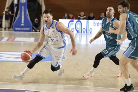 La Blu Basket parte male, Cantù scappa e non viene più ripresa. Finisce 69-75 Blu Basket-Cantù