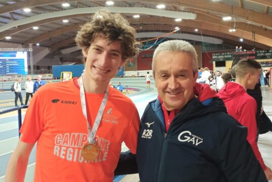 Parolini vince il titolo regionale indoor sui 3.000 metri. Secondo il compagno di squadra Lotta Gav Vertova