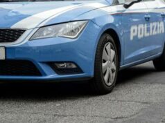 Fuga col figlio 12enne su scooter rubato, muore in scontro con auto