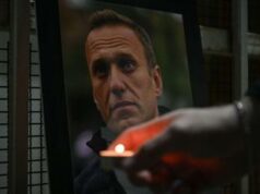 Navalny morto di “cause naturali”, il refetto mostrato alla madre