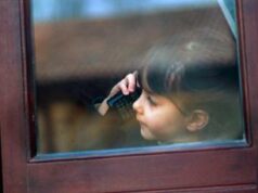 Scuola, no a cellulari in classe alle elementari e medie anche per uso didattico