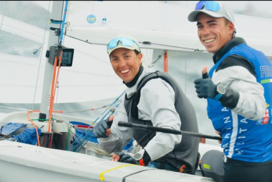 Mondiali di vela, Ferrari e Dubbini rimangono in corsa per la Medal Race e un posto per Parigi 2024 nel 470 misto Alessandra Dubbini e Giacomo Ferrari