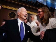 Biden e le battute sull’età durante il suo discorso: “Sono in giro da un po’…”