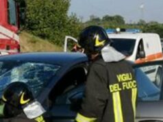 Pneumatico si stacca e colpisce auto su A1: grave una donna