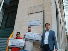 Roma, la strada diventa via Navalny davanti all’ambasciata russa