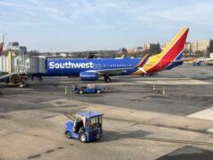 Boeing, panico a bordo di un 737-800: copertura del motore si stacca e finisce sull’ala