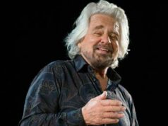 Grillo parla a Bruxelles: “Io butto lì anche un sacco di str…”. Mezza sala si alza e se ne va