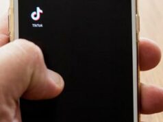 TikTok sotto accusa in Europa: “Viola leggi Ue, account minori a rischio”