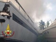 Fiumicino, incendio in un cantiere: a fuoco 4 imbarcazioni