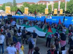 Torino, tensione ai cancelli del Salone del libro: manifestanti pro Palestina cercano di forzare gli ingressi