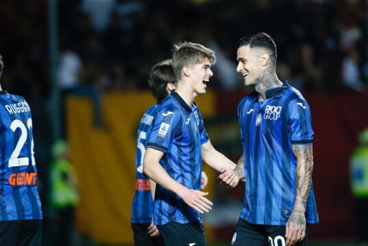 Un’Atalanta spettacolare prende a pallonate la Roma, abbattuta dalla doppietta di Charles De Ketelaere Atalanta