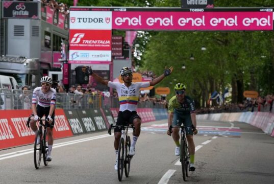 Tadej Pogacar attacca, ma Jhonatan Narvaez vince la 1.a tappa del Giro d’Italia Giro d'Italia