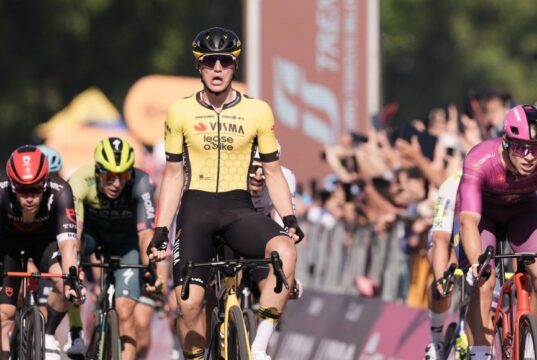 Giro d’Italia, Olav Kooij brucia Jonathan Milan al fotofinish di Napoli Giro d'Italia