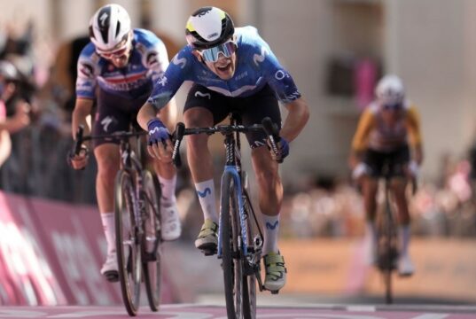 Giro d’Italia, Pelayo Sanchez vince la tappa degli sterrati Giro d'Italia
