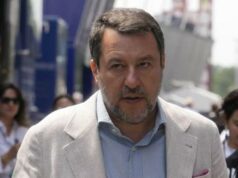 Parigi 2024, Salvini: “Letti di cartone e nuotatori nella fogna”