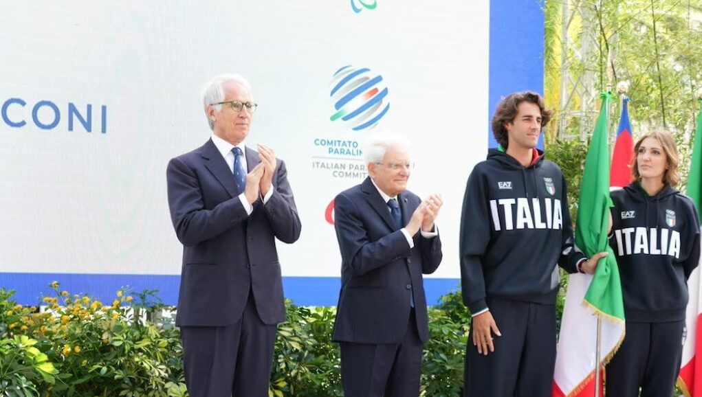 Mattarella consegna la bandiera tricolore