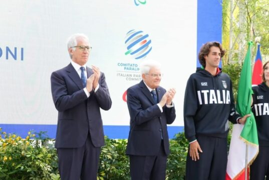 Mattarella consegna la bandiera tricolore