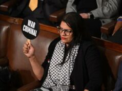“Netanyahu criminale di guerra”, il cartello della deputata palestinese durante discorso Bibi