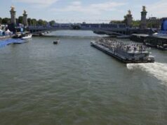 Parigi 2024, Senna inquinata: gara triathlon maschile slitta