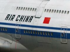 Passeggera in aereo cerca il bagno, ma si sbaglia e apre il portellone d’emergenza